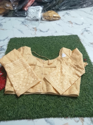 Size 40/42/44 price 220 Same days booking and sara bochor available