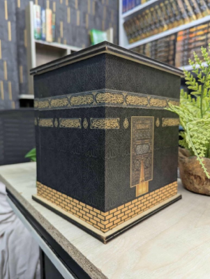 প্রতিদিন একটু একটু করে সঞ্চয় করুন, একদিন প্রিয় নবী মুহাম্মাদ (সা.) এর রাওজায় হাজির হবেন ইনশাআল্লাহ!    কাবা ব্যাংক এর বৈশিষ্ট্যঃ ১. সম্পূর্ণ কা'বার আদলে তৈরি করা ২. কাঠের তৈরি নান্দনিক ডিজাইন ৩. এখানে ৩৯৫ টা ঘর আছে ৪. সবগুলো যোগ করলে ১,৫০,০০০/- হবে ৫. দেখলে মন ভরে যাবে ইনশা'আল্লাহ  ফ্রী কুরআন বুঝে পেতে আপনার উমরাহর টিকিট এর ভিডিও ও যে নাম্বার দিয়ে   আজই অর্ডার করুন উমরাহ সেভিংস বক্স  এবং আপনার প্রিয় মা,বাবা, এবং প্রয়তম স্ত্রীর হাতে তুলে দিন জীবনের এক অর্থবহ উপহার। এই বক্সটি শুধু একটা সঞ্চয় মাধ্যম নয়—এটি আপনার বিশ্বাসের এক অমলিন প্রমাণ, প্রতিটি টাকায় বাঁধবে আল্লাহর নৈকট্য অর্জনের সেতু।  এখনই শুরু করুন, কারণ আপনার প্রতিটা আশা এবং তাকযিয়াহ এই বক্সে জমবে উমরাহর সোনালি মোনাজাতের আগে ইনশাআল্লাহ। উমরাহ সেভিংস বক্স-এমনই এক উপহার, যা আপনার মা, বাবার মুখে সহজেই হাসি ফোটাবে